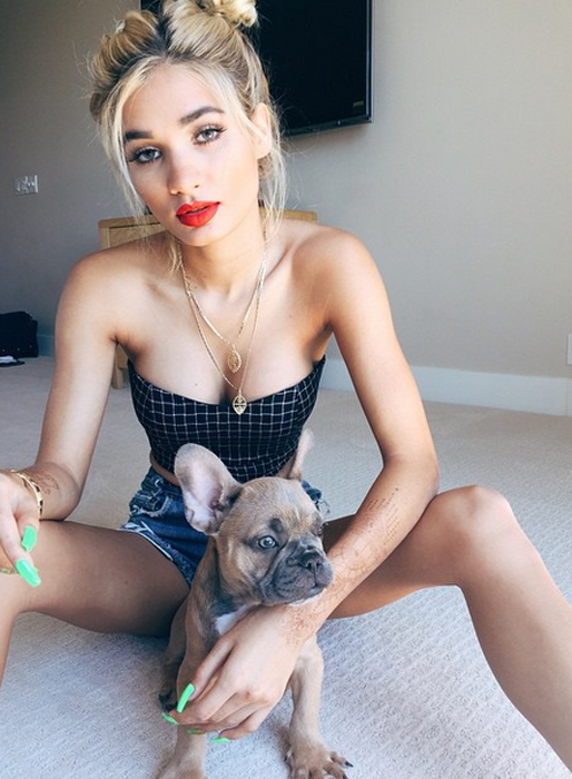 Pia Mia Perez gosar med sin hund. Pia Mia Perez gosar med sin hund.